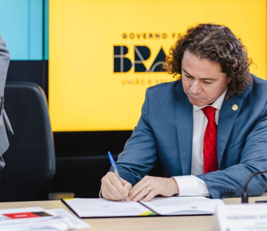 Veneziano participa de assinatura de Acordo de Cooperação Técnica que dá início à implantação do VLT em Campina Grande