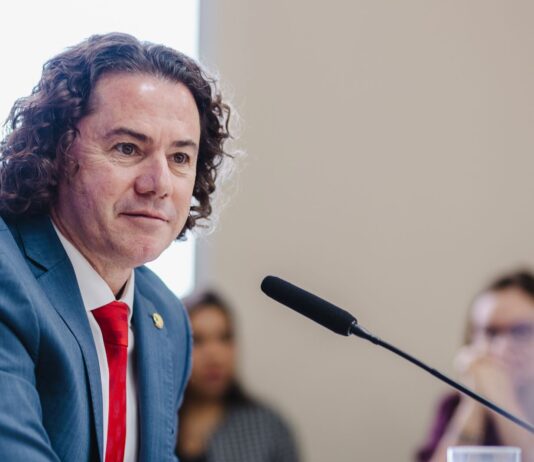 Hospital Universitário Lauro Wanderley concede Voto de Aplausos a Veneziano por atuação em favor dos HUs e da saúde pública do Brasil