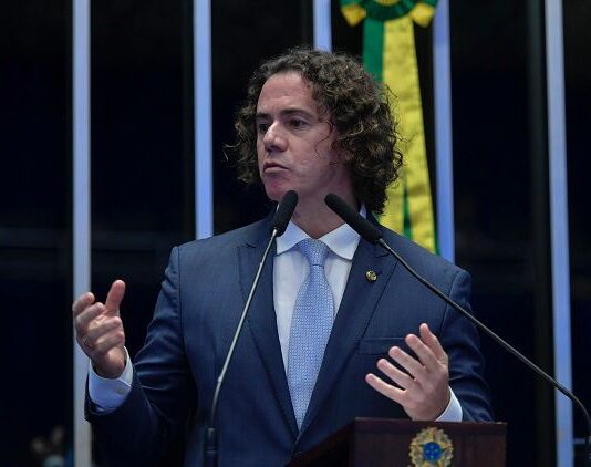 Proposta de Veneziano que restitui imposto pago por turistas no Brasil é incluída no texto-base da Reforma Tributária aprovada na Câmara