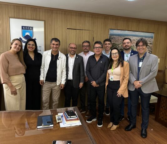 Romero Rodrigues recebe da UFCG reconhecimento e homenagem como deputado amigo da educação