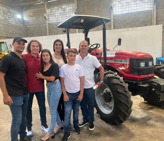 Em parceria com a Codevasf, Veneziano entrega máquinas agrícolas para beneficiar mais de 200 famílias de agricultores em Umbuzeiro