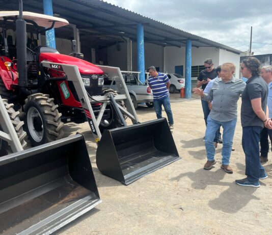 Campina Grande recebe dois primeiros tratores de conjunto de dez máquinas agrícolas que tem R$ 4 milhões investidos por indicações de Veneziano