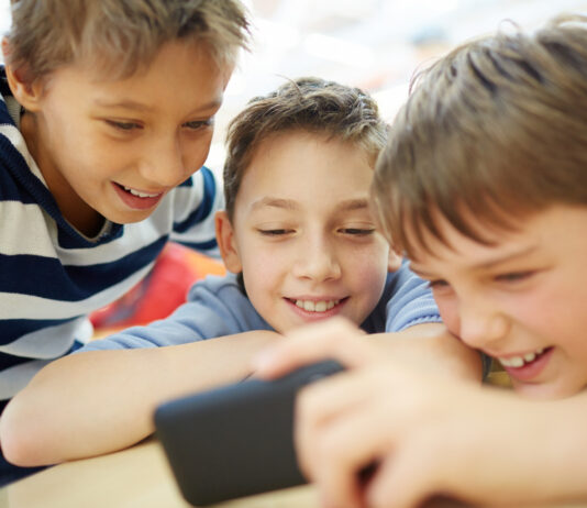 O uso do celular na sala de aula: conheça as vantagens e desvantagens