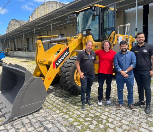 Veneziano entrega máquina agrícola ao município de Teixeira, em parceria com a Codevasf: “uma justa demanda”