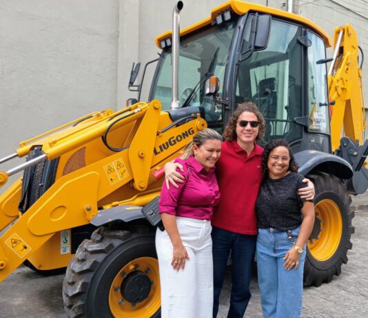 Veneziano entrega mais uma máquina agrícola para beneficiar moradores de Aparecida, em parceria com a Codevasf