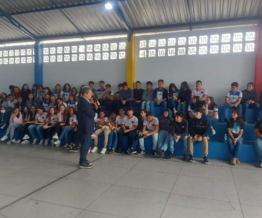 AMDE realiza palestras motivacionais para mais de 300 pessoas em três bairros de Campina Grande