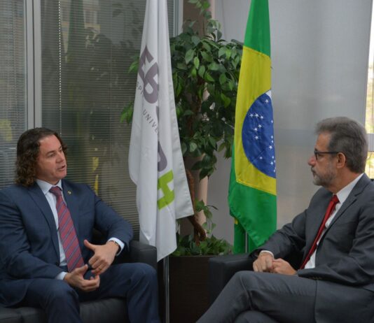 Presidente da Ebserh faz “agradecimento público” a Veneziano por iniciativa que ampliará recursos públicos para os Hospitais Universitários