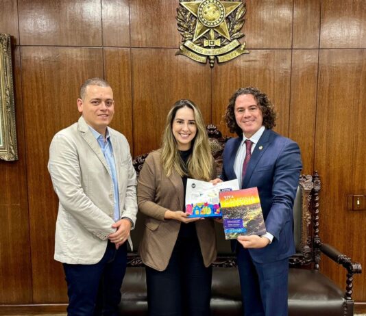 Em Brasília: secretária e coordenador de Turismo de Campina Grande entregam a Veneziano projeto de Centro Integrado de Apoio ao Turista