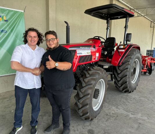 Em parceria com a Codevasf, Veneziano beneficia mais cinco cidades da Paraíba com máquinas agrícolas e carro-pipa