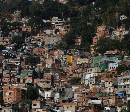 Quase 16,4 milhões de pessoas moram em favelas no Brasil, revela Censo