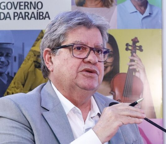 João Azevêdo anuncia R$ 2,4 bilhões em pagamento das folhas de novembro e dezembro, 2ª parcela do 13º e abono natalino