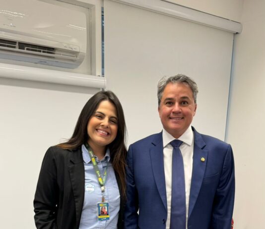 Assessora Jurídica-Administrativa da AMDE Visita Gabinete do Senador Efraim para Discutir Projetos de Desenvolvimento Urbano