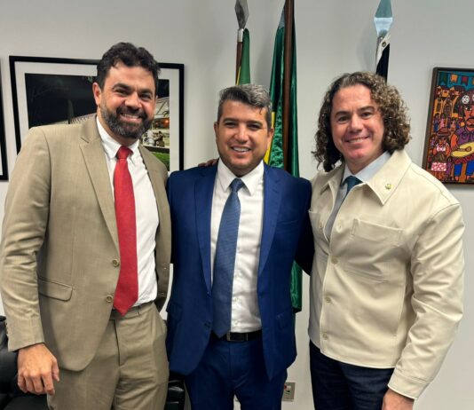 Após chegar da COP 29 no Azerbaijão, Veneziano recebe quase 70 prefeitos eleitos e atuais, deputados, vereadores e lideranças em Brasília