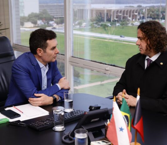 Veneziano se reúne com ministro das Cidades em Brasília e trata da construção de moradias em cidades da Paraíba