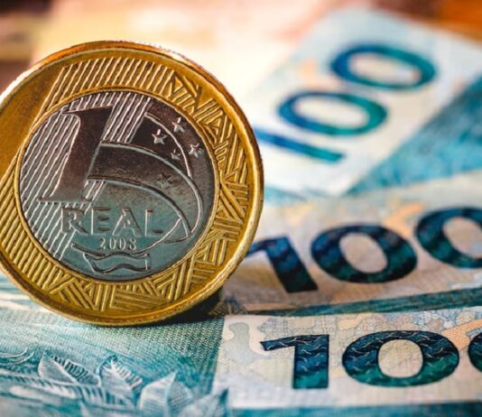 Quitar dívidas, gastar ou poupar: Como aproveitar o 13º Salário?