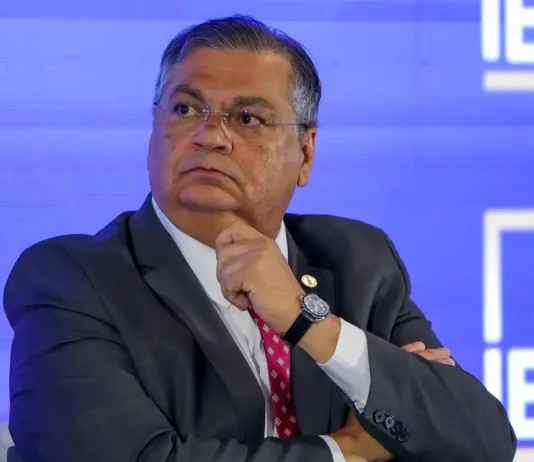 Dino suspende o pagamento de R$ 4,2 bilhões em emendas de comissão. Recursos não seguem critérios de transparência e rastreabilidade