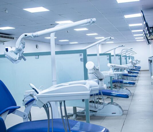 UNINASSAU oferta serviços de clareamento dentário