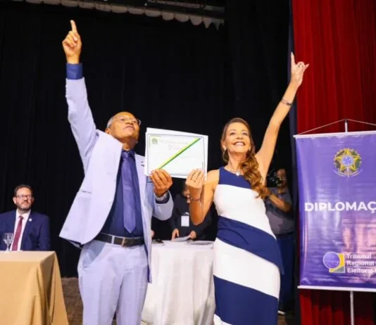 Aninha Cardoso é diplomada em Campina Grande e emociona ao receber diploma junto com o esposo Marinaldo Cardoso