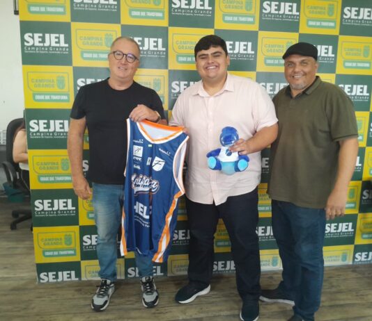 O secretário de Esportes, Juventude e Lazer (Sejel), Ronaldo Neto, cumpriu uma agenda bastante intensa nesta sexta-feira, 31. Os compromissos iniciaram com uma entrevista no Jornal Integração da Rádio Campina FM. Logo em seguida, na sede da secretaria foi a vez de receber uma visita de cortesia do coordenador do Basquete Unifacisa, Dudu Schafer, e no início da tarde foi a vez de conceder entrevista ao programa RC Notícias, da Rádio Caturité.