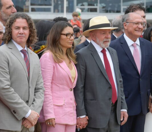 Ao lado de Lula, em ato para lembrar o 8/1, Veneziano conclama brasileiros a serem “vigilantes permanentes da democracia”