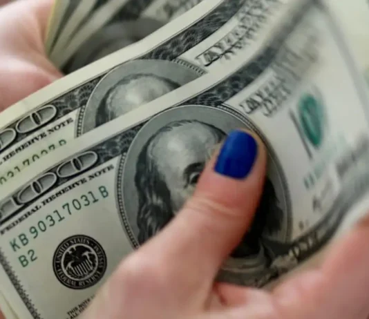 Dólar cai pela 11ª vez e tem maior sequência de quedas em 20 anos. Bolsa recua 0,13% e fecha praticamente estável