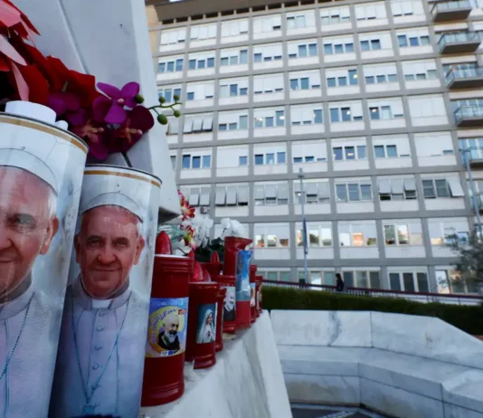 Após crise respiratória, Papa Francisco recebe transfusão de sangue. Segundo o Vaticano, o pontífice recebeu oxigênio de alto fluxo