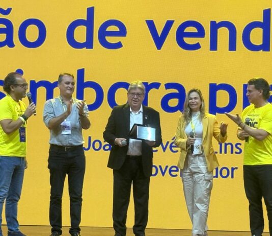 Em São Paulo, João Azevêdo recebe homenagem durante evento da CVC em reconhecimento aos investimentos no turismo