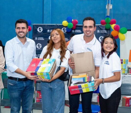 Vice-governador Lucas Ribeiro entrega kits escolares e fardamentos a alunos da rede estadual em Campina Grande