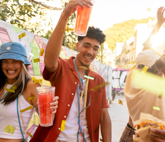 Antes de cair na folia: nutricionista fala sobre alimentação correta