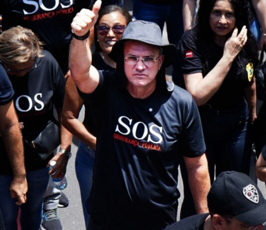 Sargento Neto participa de ato de policiais e condena realidade de pior salário do país