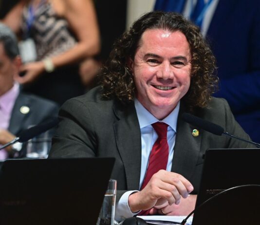 Veneziano é oficializado como novo líder do Bloco da Maioria no Senado Federal, composto por 25 senadores de quatro partidos