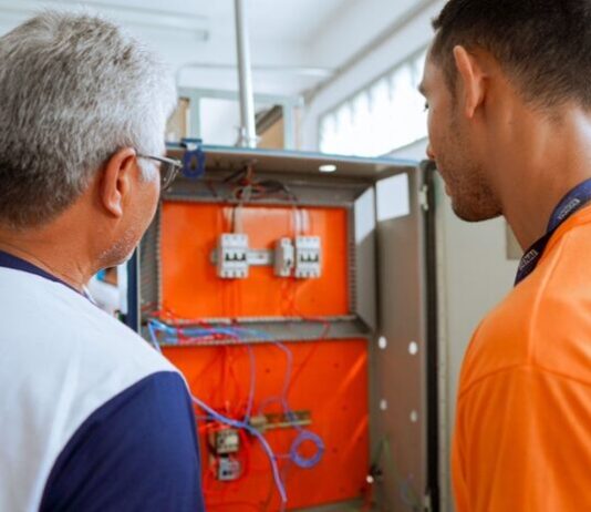 Prefeitura de Campina Grande abre 30 vagas para curso de eletricidade destinado a pais de estudantes das escolas municipais