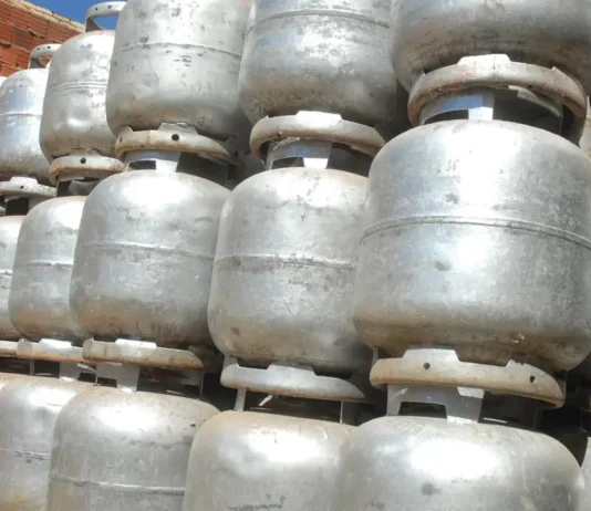 Gás de cozinha fica mais barato neste sábado com ICMS menor. Exceção é Bahia, onde refinaria privatizada aumentou preço