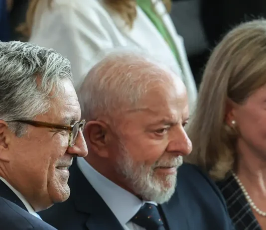 Gleisi Hoffmann cita isenção do IR como prioridade da agenda política. Responsável pela articulação política do governo tomou posse hoje