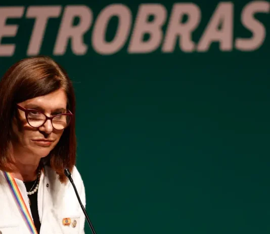 Petrobras reduz preço do diesel em R$ 0,17 a partir de 1º de abril. Reajuste representa recuo de 4,6% para refinarias
