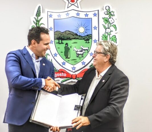 João Azevêdo transmite cargo para Lucas Ribeiro e cumpre missão em Portugal para apresentar potencial turístico e buscar novos investimentos