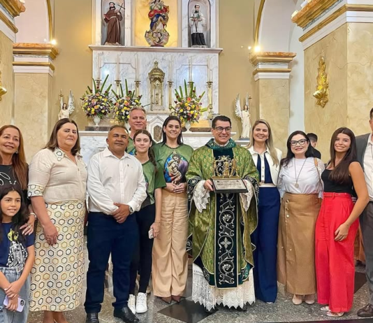 Severino da Prestação prestigia entrega do título de cidadania ao Padre Chrystian, na abertura do Crescer