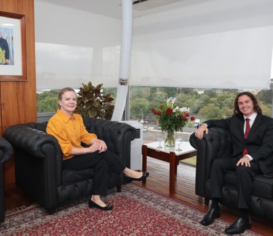 Líder da Maioria no Senado, Veneziano se reúne com Ministra Gleisi Hoffmann para tratar de pautas prioritárias para este semestre