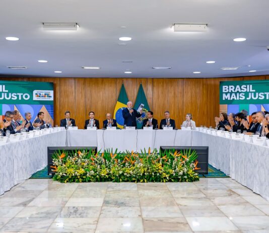 Veneziano participa de solenidade com Lula e garante articulação para aprovar proposta de isenção de Imposto de Renda no Senado