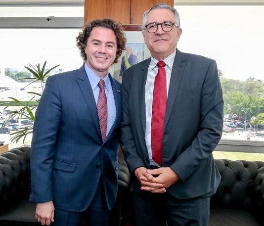 Ministro da Saúde Alexandre Padilha anuncia a Veneziano a destinação de mais 14 ambulâncias do SAMU para a Paraíba