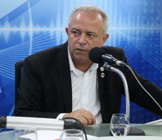 Anderson Pila convoca Secretário de Saúde e Dalton Gadelha para explicações sobre as acusações de não pagamento