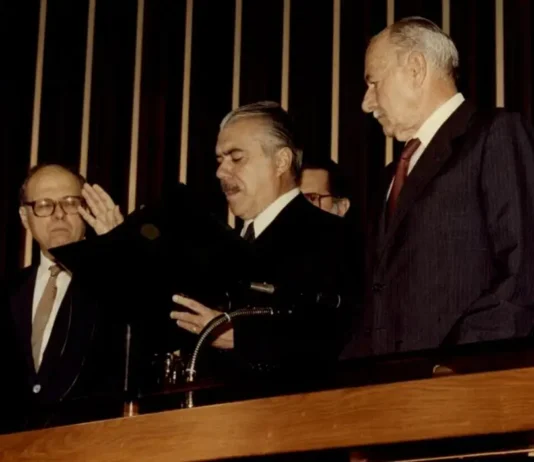 Redemocratização: há 40 anos, Sarney assumia a presidência do Brasil. Vice de Tancredo Neves foi empossado após 21 anos de ditadura militar