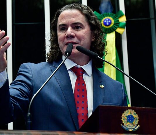 Veneziano ressalta fala de Tarcísio de Feitas, aliado de Bolsonaro, elogiando o processo eleitoral brasileiro e as urnas eletrônicas