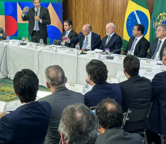Lula entrega projeto de isenção de IR para quem ganha até R$ 5 mil. Congresso vai melhorar proposta, diz presidente da Câmara