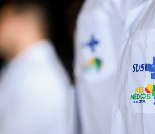 Mais Médicos: Saúde anuncia 2,2 mil novas vagas e cadastro reserva Profissionais irão atender em áreas vulneráveis e de difícil acesso