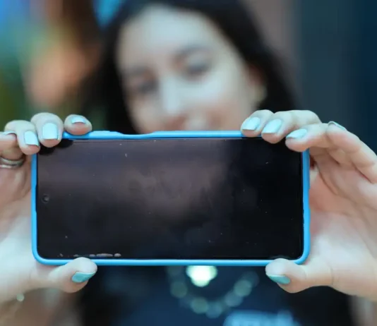 Conselho de Educação edita diretrizes sobre celular em sala de aula. Medida visa promover a saúde mental dos estudantes