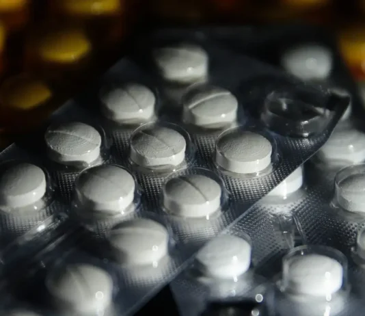 Juiz suspende norma que autoriza farmacêuticos a prescreverem remédios. Decisão foi motivada por ação do Conselho Federal de Medicina