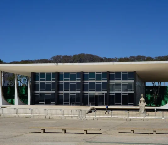 Extremista é preso após tentativa de invasão no STF. Policiais encontraram artefatos para bomba e bilhetes com ameaças