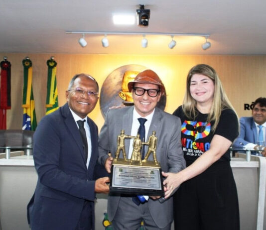 CMCG concede Título de Cidadania Campinense ao humorista Mução