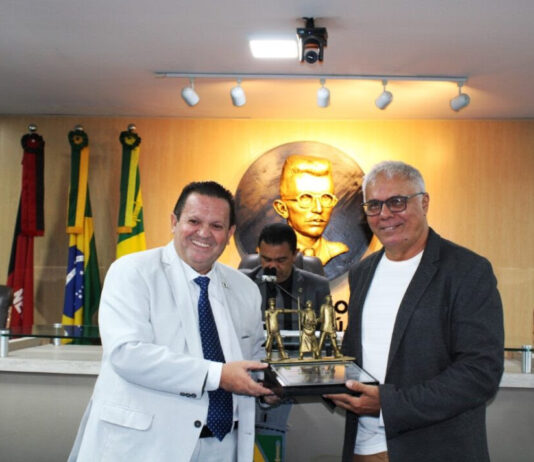 Câmara entrega Título de Cidadania Campinense ao escritor Efigênio Moura